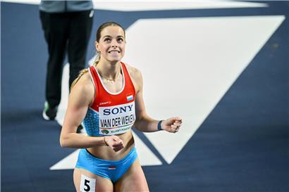Porträt von Patrizia Van der Weken, luxemburgische Sprinterin, in sportlicher Laufkleidung vor neutralem Hintergrund