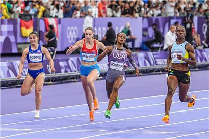 Patrizia van der Weken startete im Halbfinale direkt neben Sha’Carri Richardson (2.v.r.) und Julien Alfred (r.), die später Gold gewinnen sollte
