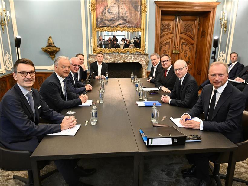Premierminister Luc Frieden und Außenminister Xavier Bettel begegnen Gewerkschaftsvertretern im Staatsministerium auf dem Weg zum Versammlungssaal