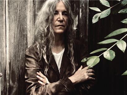 Patti Smith besitzt Charisma auf der Bühne sowie Erzähltalent und poetische Kraft beim Schreiben 
