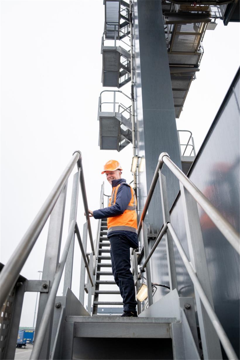 Paul Kronenberger unterwegs zur Spitze des Verladekranes
