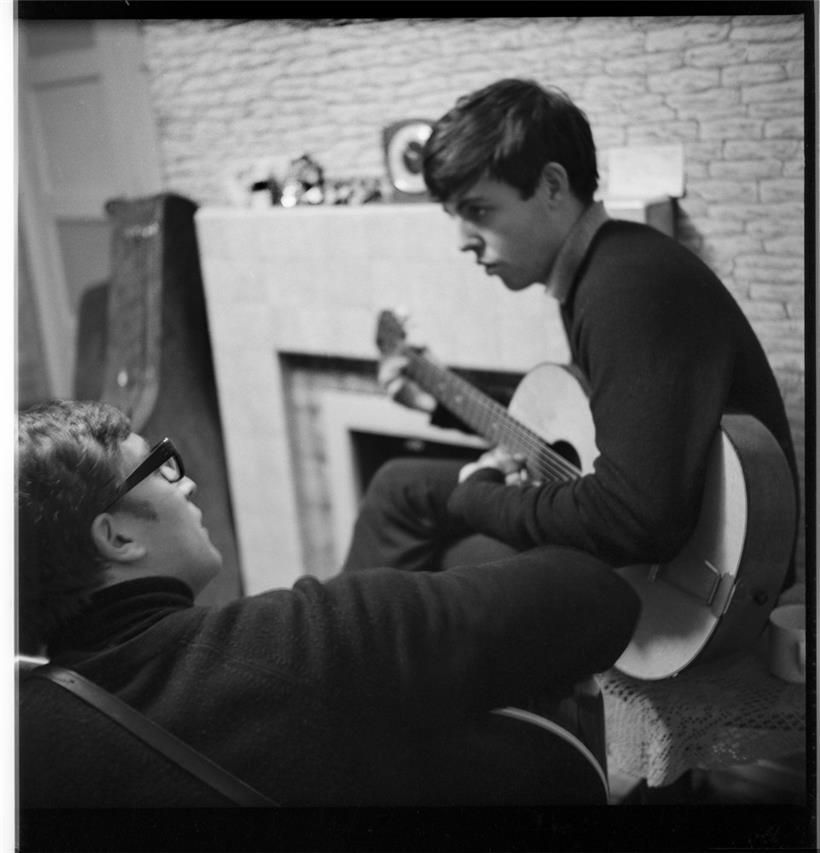 Paul McCartney (r.) und John Lennon beim Schreiben in McCartneys Elternhaus in der Forthlin Road in Allerton
