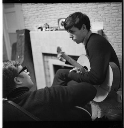 Paul McCartney (r.) und John Lennon beim Schreiben in McCartneys Elternhaus in der Forthlin Road in Allerton
