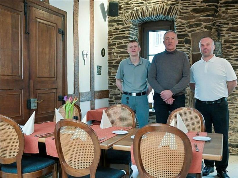 Paul Petry lächelnd in der Mitte, glücklich über gesicherte Unternehmensnachfolge und Zukunftsplanung