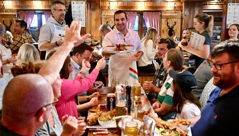 Paul Ruppert, Bürgermeister von Flaxweiler, bringt den traditionellen Fisch an die hungrigen Gäste
