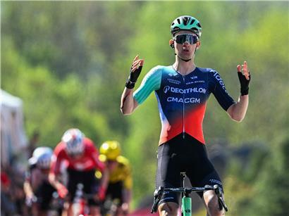 Paul Seixas beim Sieg am Mittwoch am steilen Anstieg der Mur de Huy beim Radrennen