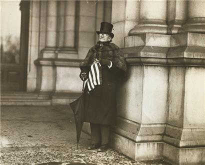Paul Thompson, „Dr. Mary Walker, the first woman to wear trousers in public“, vers 1911, Vanity Fair © Condé Nast
