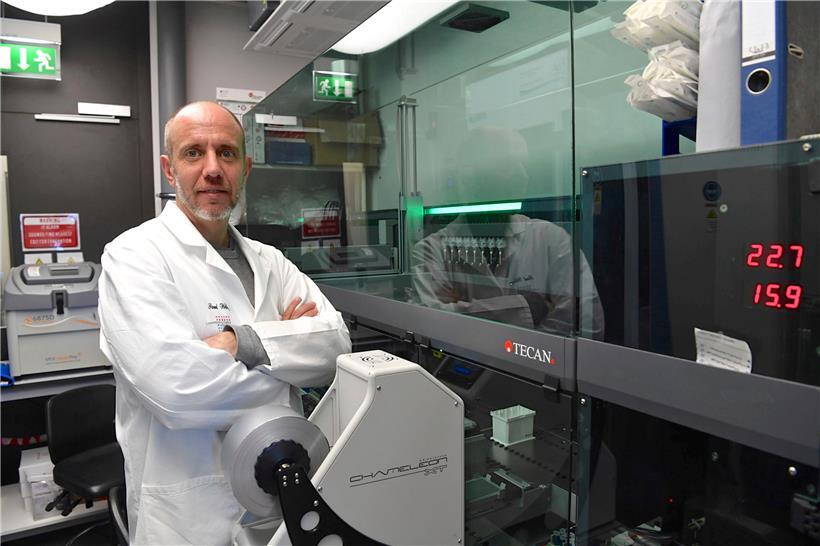 Paul Wilmes in einem Labor des „Luxembourg Centre for Systems Biomedicine“ (LCSB) der Universität Luxemburg
