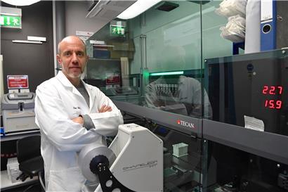 Paul Wilmes in einem Labor des „Luxembourg Centre for Systems Biomedicine“ (LCSB) der Universität Luxemburg
