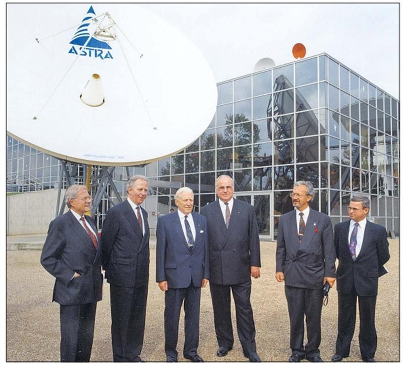 Paul Zimmer (ganz rechts) bei einem Besuch vom deutschen Bundeskanzler Helmut Kohl (M.) in Betzdorf

