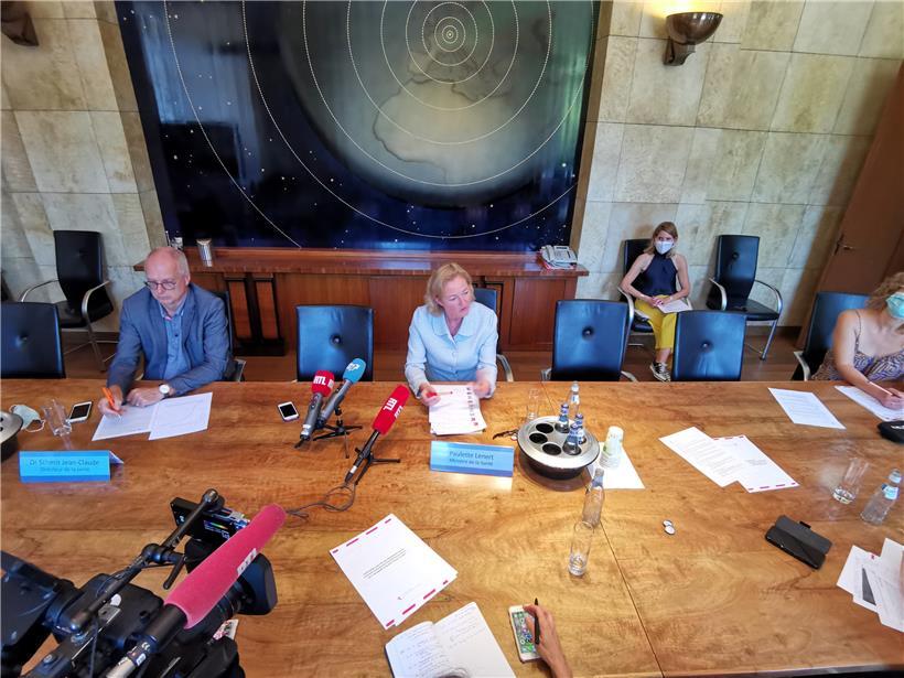 Paulette Lenert (Mitte) und Santé-Direktor Jean-Claude Schmit (links) auf der Pressekonferenz im Gesundheitsministerium
