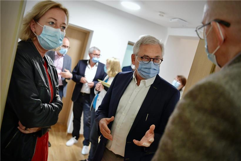 Paulette Lenert im Gespräch mit Dr. Michel Nathan (CHNP) und Dr. Thomas Karst (CTP) (vlnr.)
