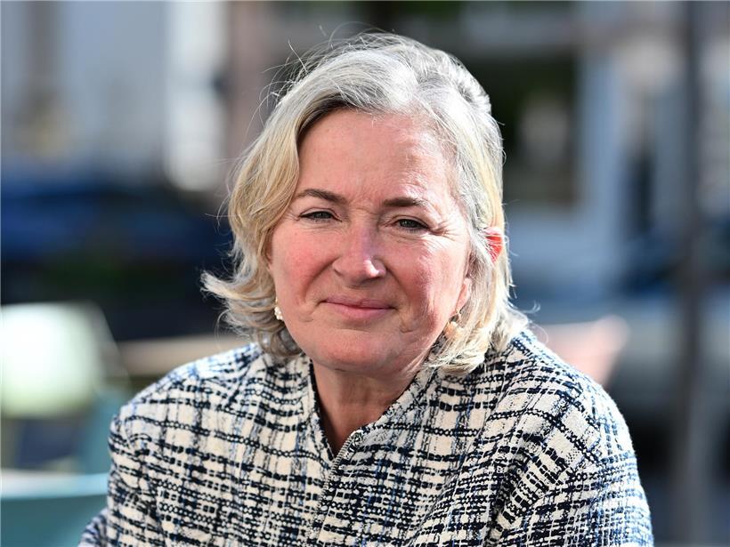 Paulette Lenert bei der offiziellen Designierung als Staatsrätin in formeller Kleidung vor neutralem Hintergrund