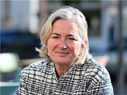Paulette Lenert bei der offiziellen Designierung als Staatsrätin in formeller Kleidung vor neutralem Hintergrund