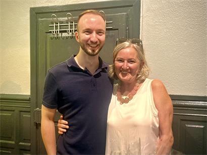 Paulette Lenert und Ben Streff lächeln freundlich, zeigen echte Sympathie bei informellem Treffen