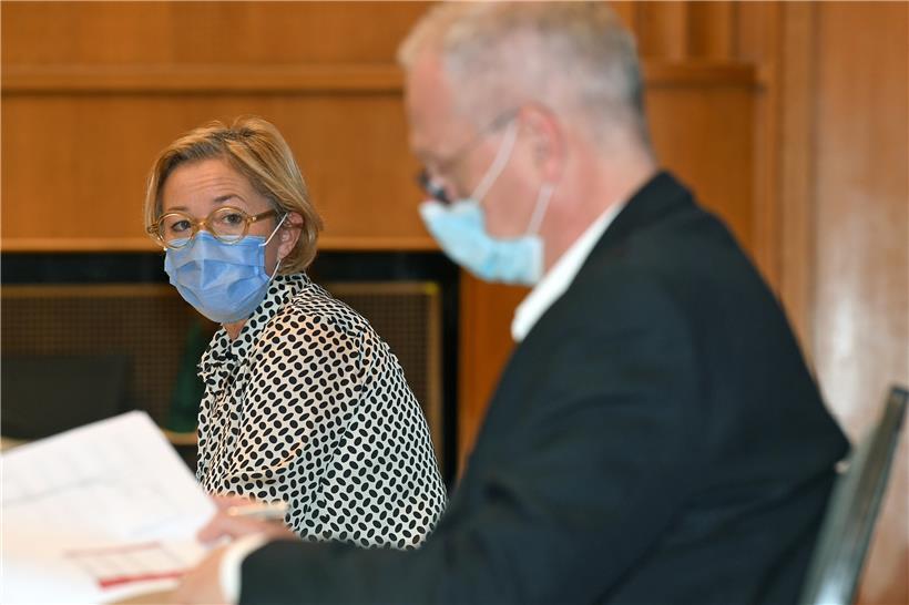 Paulette Lenert und Jean-Claude Schmit auf der Pressekonferenz im Gesundheitsministerium am Freitag
