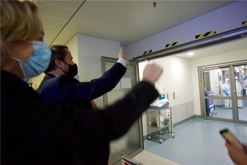 Paulette Lenert und Xavier Bettel bei einer Krankenhausvisite: Virologe Claude Muller plädiert für an die verschiedenen Risikoszenarien angepasste Lockerungen 
