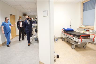 Paulette Lenert und Xavier Bettel haben sich die verschiedenen Stationen angesehen, auf denen Corona-Patienten behandelt werden
