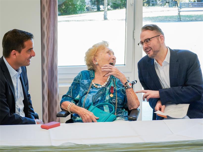 Paulette spaßte während ihrer Geburtstagsfeier mit Familienminister Max Hahn (DP) und Eschs Bürgermeister Christian Weis (CSV)