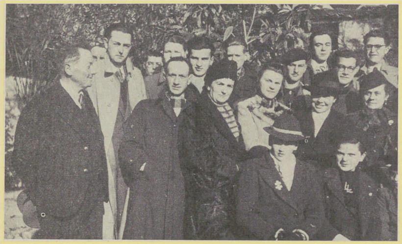 Pauline Landerer-Zimmermann (r. mit Hut) mit ihren Töchtern Hélène (* 1930) und Rosa (*1934) am 23. Januar 1942 in Lunel (in der Nähe von Montpellier), wo sie mit anderen Luxemburger Flüchtlingen „Großherzogins Geburtstag“ feiern, unter ihnen eine Reihe junger Luxemburger, die man im Laufe des Krieges in den Reihen der Alliierten und der Resistenz wiederfindet,…
