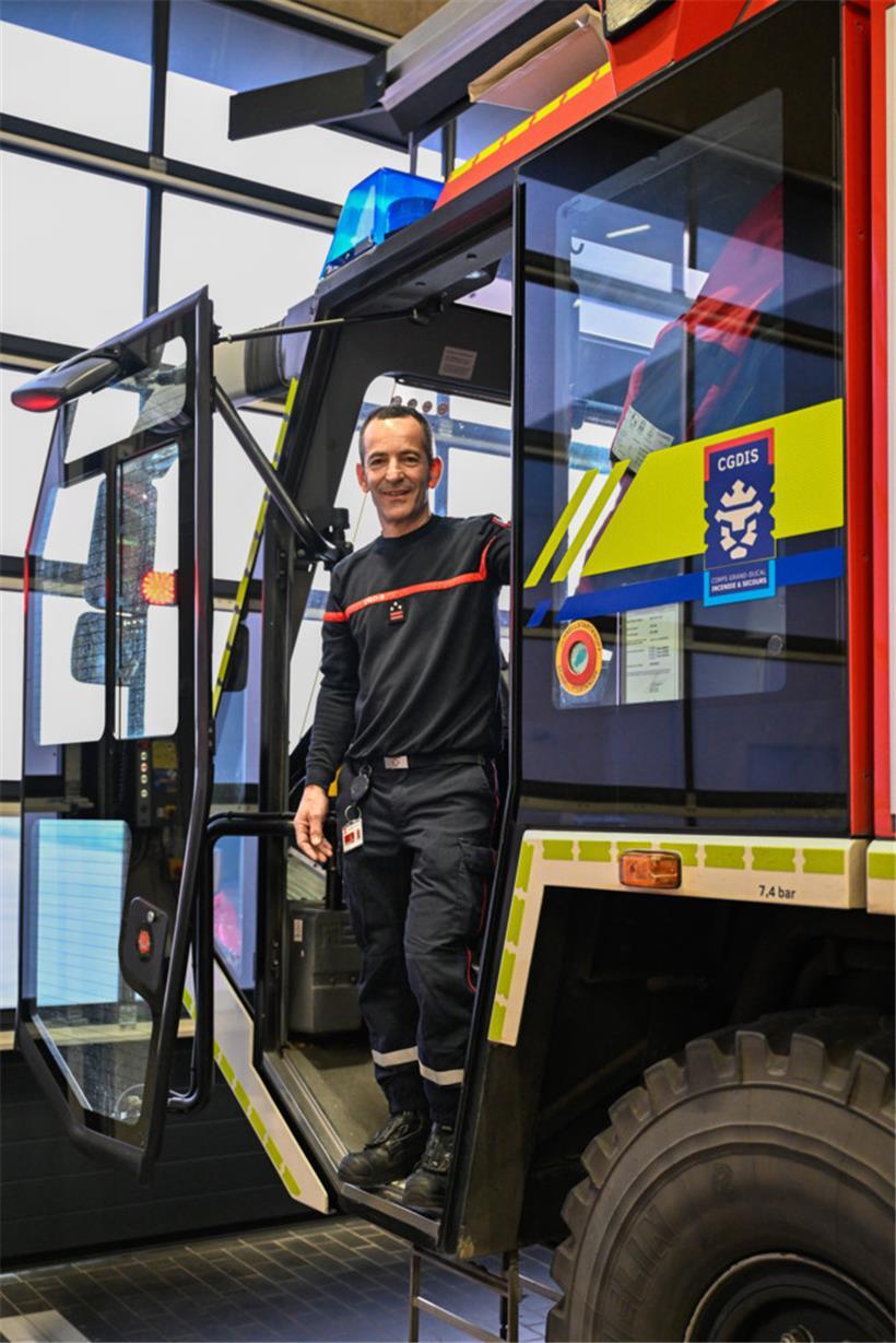 Paulo in einem Einsatzfahrzeug vom CGDIS am Flughafen