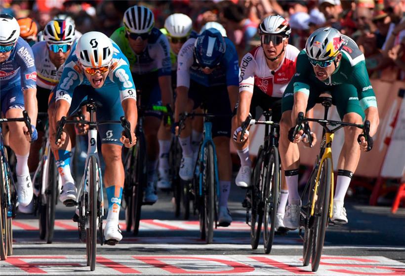 Pavel Bittner (l.) überholte Wout van Aert (r.) auf den letzten Zentimetern
