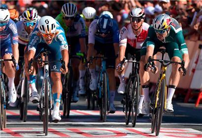 Pavel Bittner (l.) überholte Wout van Aert (r.) auf den letzten Zentimetern
