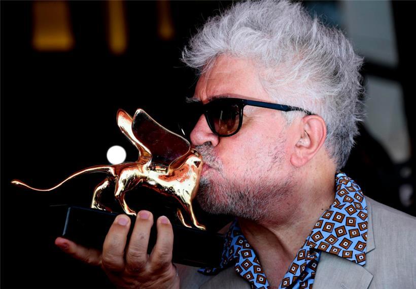 Pedro Almodóvar küsst Ende August 2019 den Goldenen Löwen für sein Lebenswerk bei einem Fototermin bei den 76. Internationalen Filmfestspielen von Venedig. Der spanische Regisseur wird dieses Jahr 75 Jahre alt.
