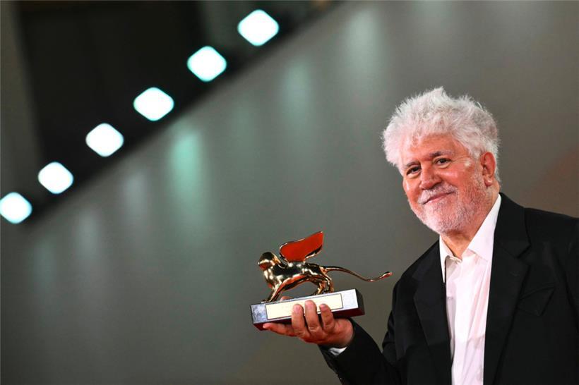 Pedro Almodóvar wurde bei den 81. Filmfestspielen in Venedig mit dem „Goldenen Löwen“ ausgezeichnet
