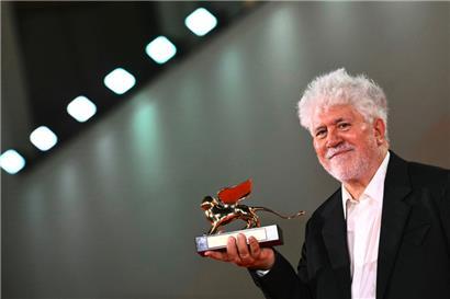 Pedro Almodóvar wurde bei den 81. Filmfestspielen in Venedig mit dem „Goldenen Löwen“ ausgezeichnet
