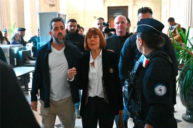 Pelicot und ihr Sohn Florian am Mittwochmorgen im Gerichtsgebäude von Nîmes
