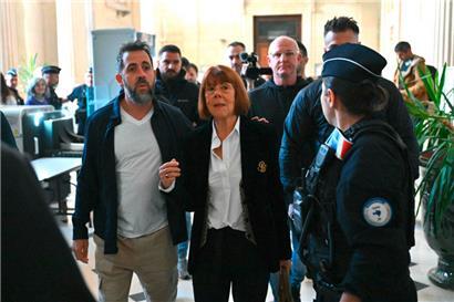 Pelicot und ihr Sohn Florian am Mittwochmorgen im Gerichtsgebäude von Nîmes
