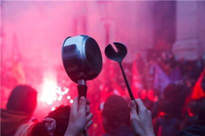 Pendant que le président Emmanuel Macron tenait son allocution à la télévision, les protestataires battaient les casseroles dans les rues de Paris

