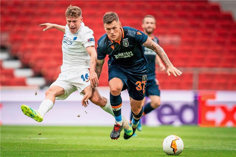 Pep Biel (FC Kopenhagen) und Martin Skrtel (Istanbul Basaksehir) kämpften vor leeren Rängen nicht nur um den Ball, sondern um ein Ticket für das Finalturnier
