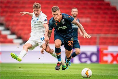 Pep Biel (FC Kopenhagen) und Martin Skrtel (Istanbul Basaksehir) kämpften vor leeren Rängen nicht nur um den Ball, sondern um ein Ticket für das Finalturnier
