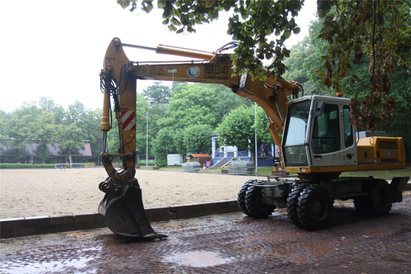 Per Bagger wurde der Sand auf die Spielfelder verteilt
