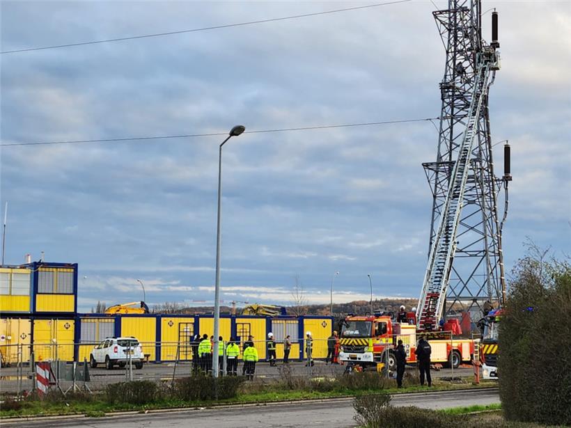 Per Drehleiter wurde die Unbekannte wieder auf den Boden der Tatsachen geholt
