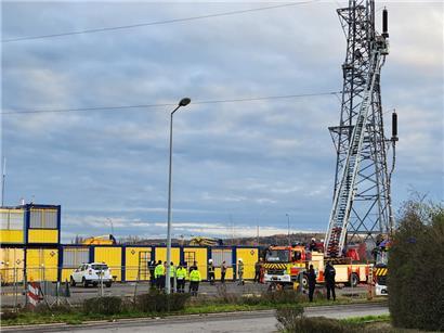 Per Drehleiter wurde die Unbekannte wieder auf den Boden der Tatsachen geholt
