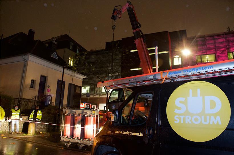 Per Kran musste der Transformator vom erhöhten Gebäude gehievt werden. 
