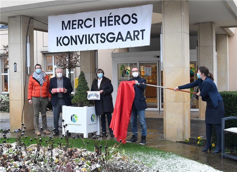 Per Stock wird das Geschenk überreicht.