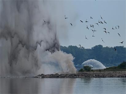 Per kontrollierter Sprengung soll die Donau in Rumänien mehr Wasser an ein Atomkraftwerk leiten