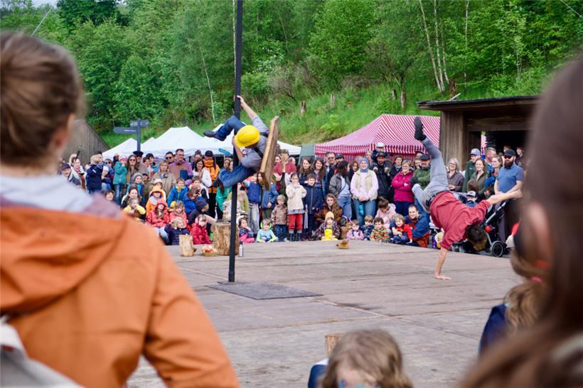 Performance-Kunst und Akrobatie