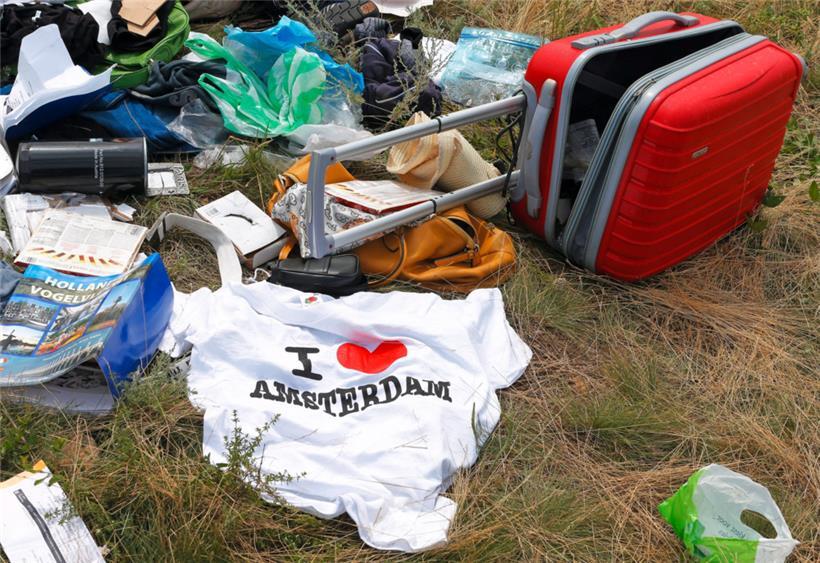 Persönliche Gegenstände von Passagieren liegen am 20.7.2014 am Boden an der Absturzstelle der Boeing 777, die als Flug MH17 der Malaysia Airlines, beim Überfliegen der Ukraine, etwa 100 km östlich von Donezk, abstürzte
