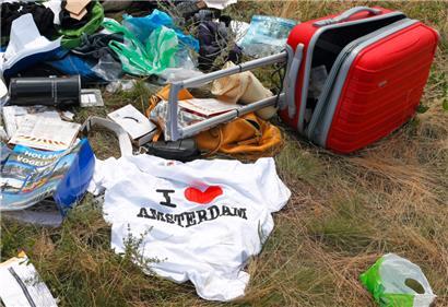 Persönliche Gegenstände von Passagieren liegen am 20.7.2014 am Boden an der Absturzstelle der Boeing 777, die als Flug MH17 der Malaysia Airlines, beim Überfliegen der Ukraine, etwa 100 km östlich von Donezk, abstürzte
