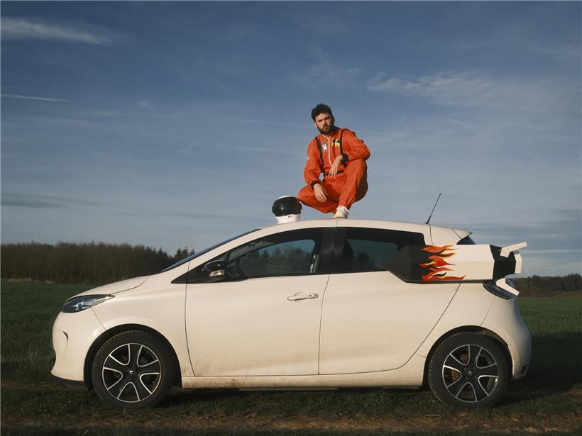 Thomas Roland alias Maale Gars bei persönlicher Selbstsuche und musikalischer Reise ins Unbekannte, Porträt mit Gitarre