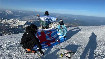 Personal Coach Keyvan Safari (21, l. im Bild) und Schwimmlehrer Ricardo Matache (23, r. im Bild) haben es geschafft: die luxemburgische Fahne auf dem Gipfel des Mont Blanc
