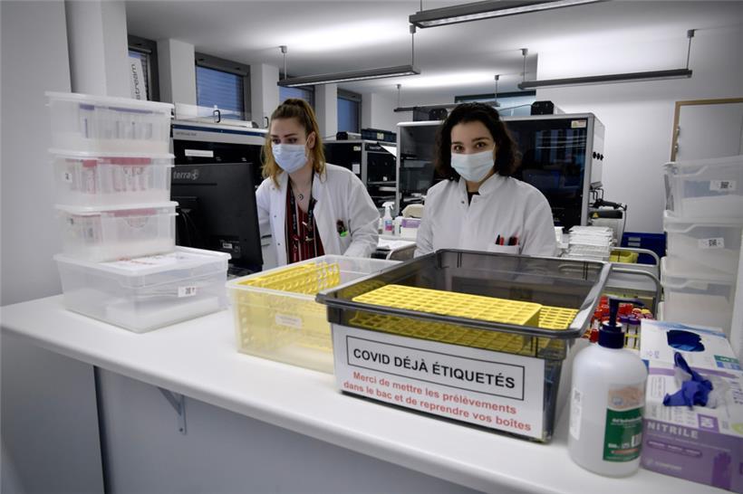 Personal und Material in einem PCR-Testlabor in Luxemburg
