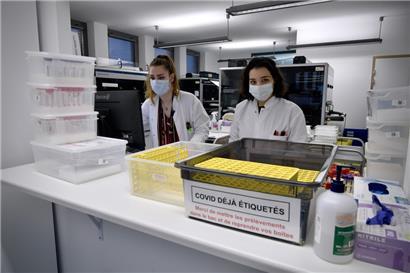 Personal und Material in einem PCR-Testlabor in Luxemburg
