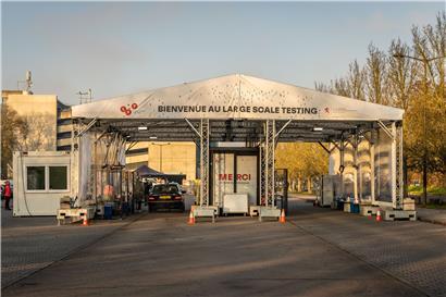 Personen, die sich nicht autonom fortbewegen können, können seit Anfang Februar mit dem Adapto-Bus zum „Large Scale Testing“ gefahren werden
