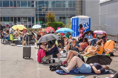 Personenkult: in den Medien hinterfragt, auf dem Terrain ausgelebt? 
